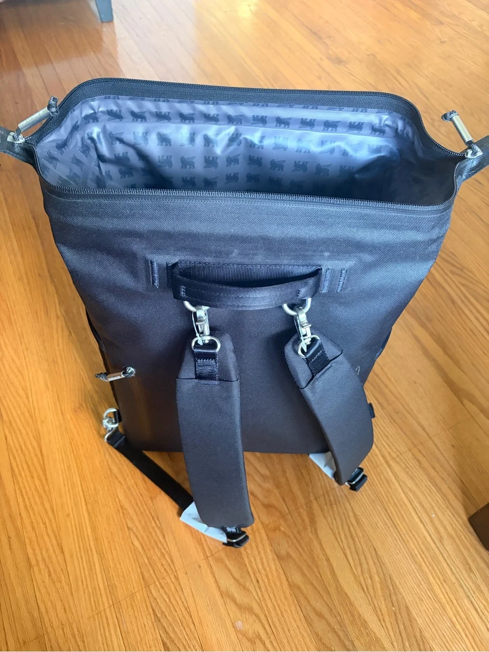 NWT Stanley Black Soft-Sided Cooler Backpack - Picture 3 of 6
